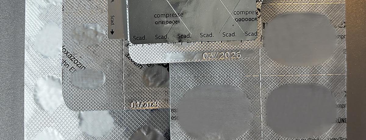 blisteratrice blister numero di lotto e data di scadenza punzonatura lato alluminio / blistering machine expiry date alu / best before / batch number / Lote / Lot /